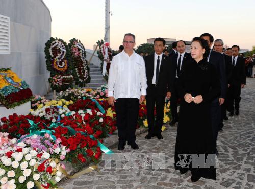 Chủ tịch Quốc hội Nguyễn Thị Kim Ngân viếng lãnh tụ Cuba Fidel Castro 